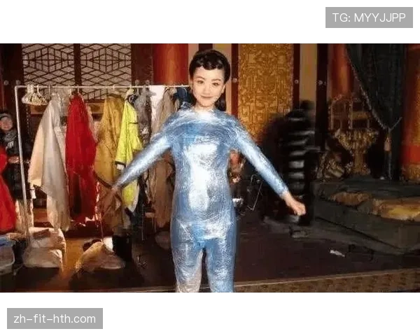 卢玉菲训练完背着大牌包走人，画面离谱到像明星片场