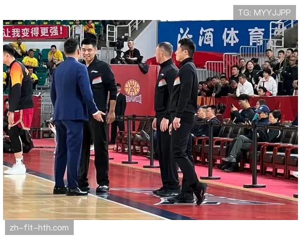 篮球比赛中当场上出现争议判罚时，裁判之间是如何进行协商并做出最终决定的？